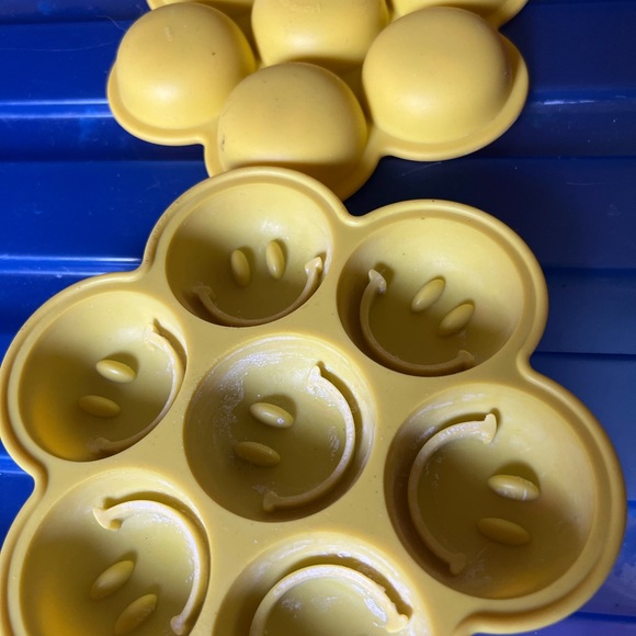 Smiley Face Sunny Yellow Molds - Picture 3 of 5